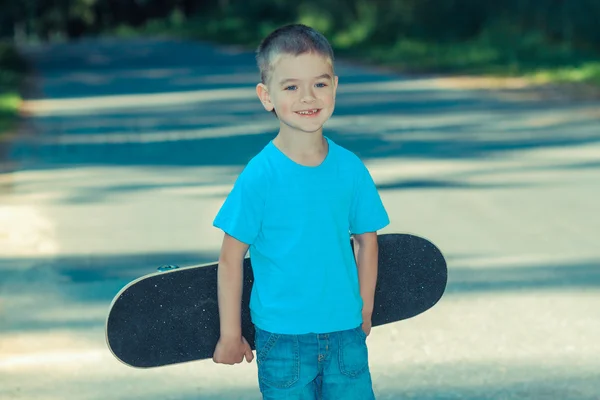 Kleine jongen met skateboard — Stockfoto