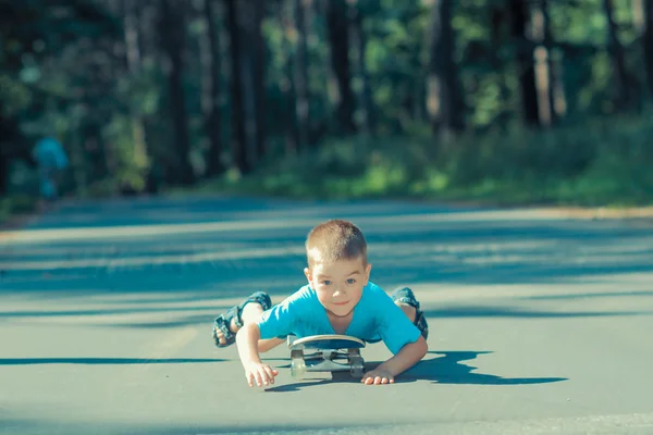 Petit garçon avec planche à roulettes — Photo