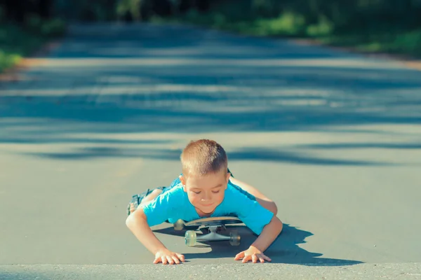 Liten pojke med skateboard — Stockfoto