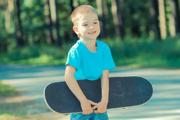 Kleine jongen met skateboard — Stockfoto