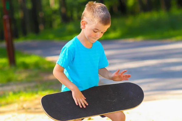Little boy with skateboard — Stock Photo, Image