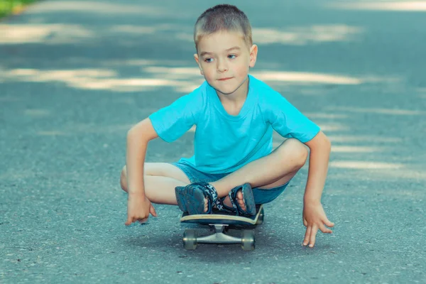 Jongen met plezier met skateboard — Stockfoto