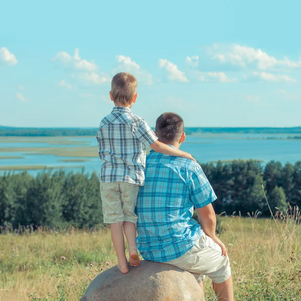 Dad and son on a hill — Stock Photo, Image