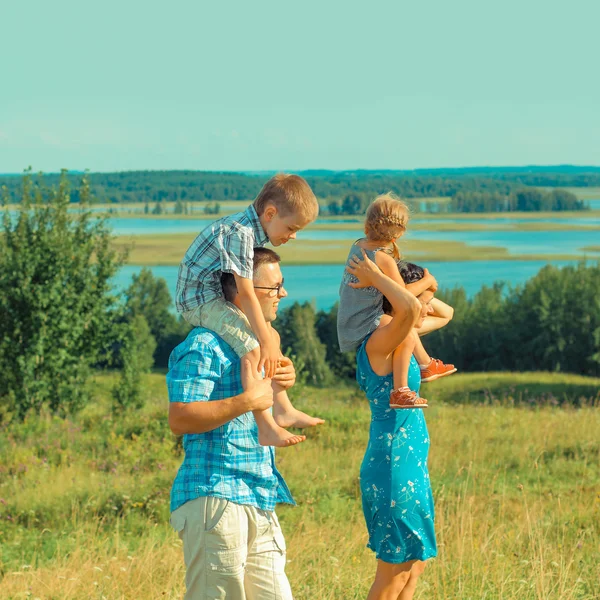 Ung vacker familj — Stockfoto