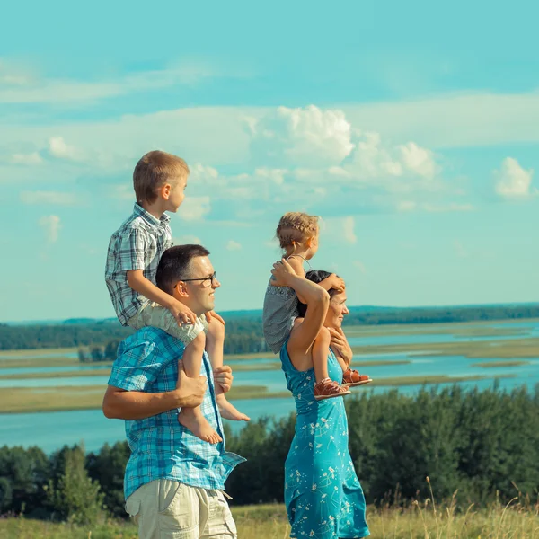 Junge schöne Familie — Stockfoto