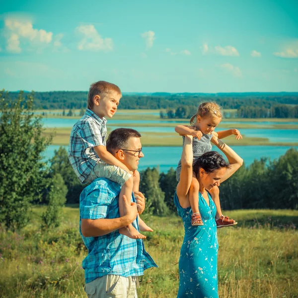 Jonge prachtige familie — Stockfoto