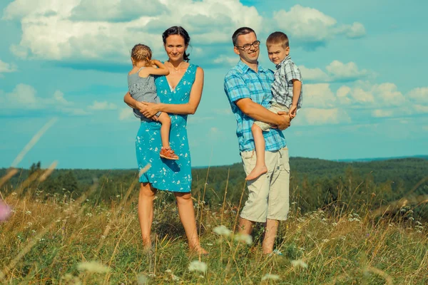 Familia divirtiéndose en la cima de una colina —  Fotos de Stock