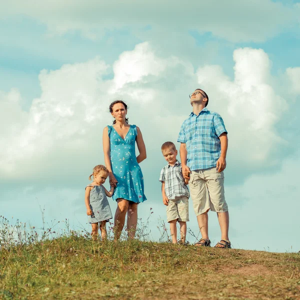 Familia bajando de la montaña — Foto de Stock