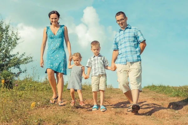 Família descendo da montanha — Fotografia de Stock