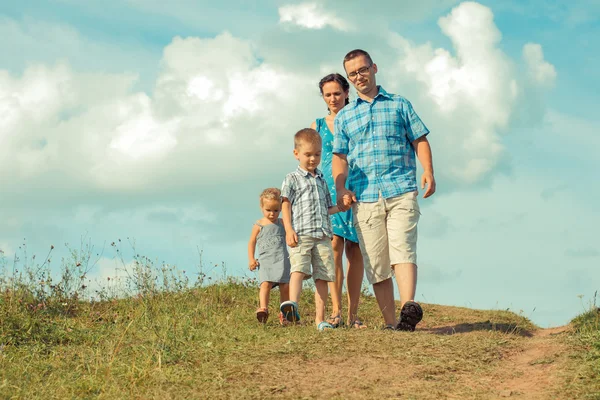 Família descendo da montanha — Fotografia de Stock