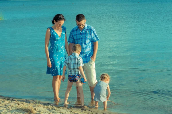 Familia divirtiéndose — Foto de Stock