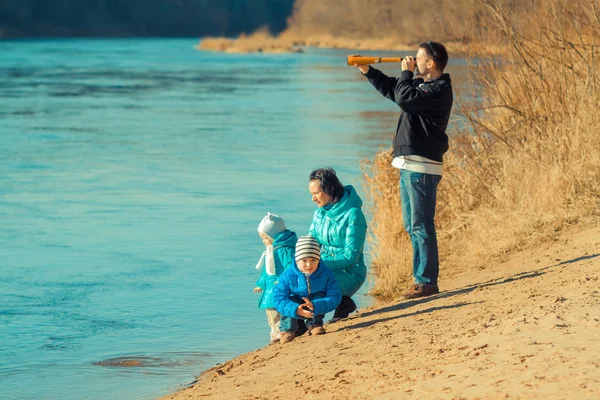 La famille regarde au loin — Photo