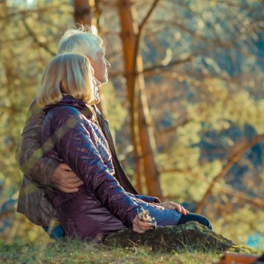 Çift kucaklayan ve hayattan zevk