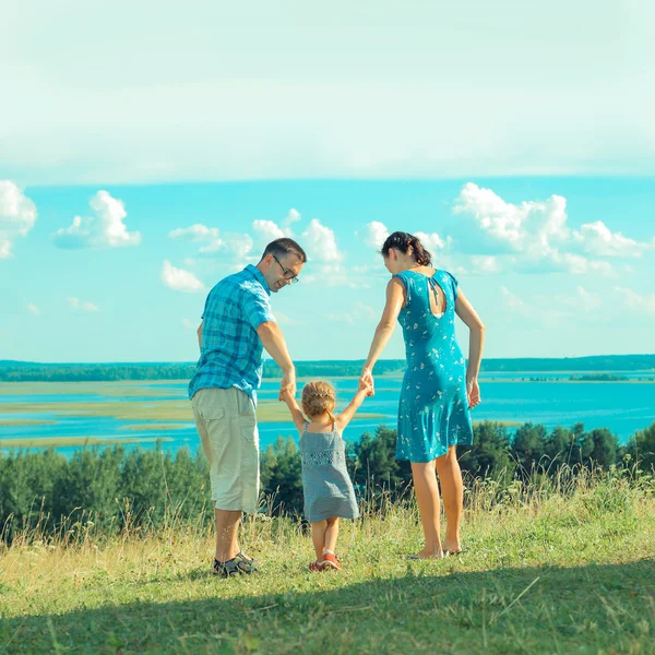 Família ter uma caminhada ao ar livre — Fotografia de Stock