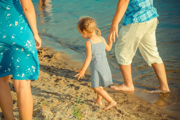 Pappa en mamma grasduint met dochter — Stockfoto