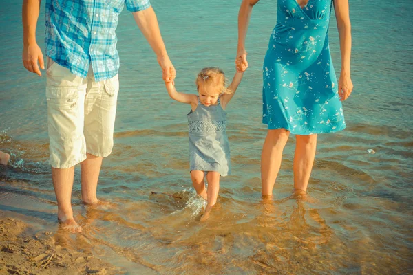 Mama und Papa tuscheln mit Tochter — Stockfoto