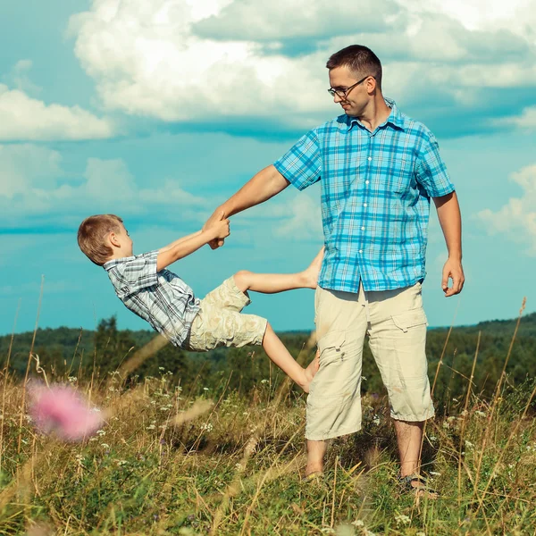 Vater und Sohn lachen — Stockfoto