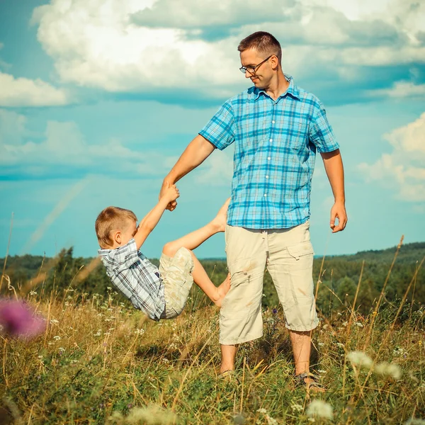 Vater und Sohn lachen — Stockfoto