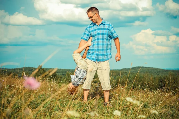 Pai e filho rindo — Fotografia de Stock