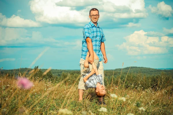 Padre e hijo riendo —  Fotos de Stock