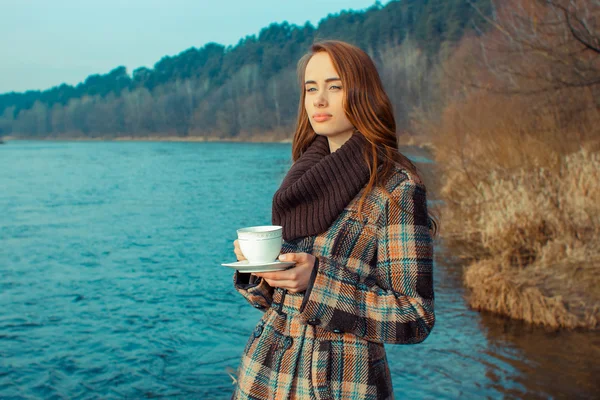 Девушка, пьющая чай — стоковое фото