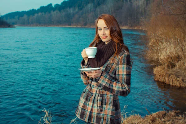 Menina bebendo chá — Fotografia de Stock