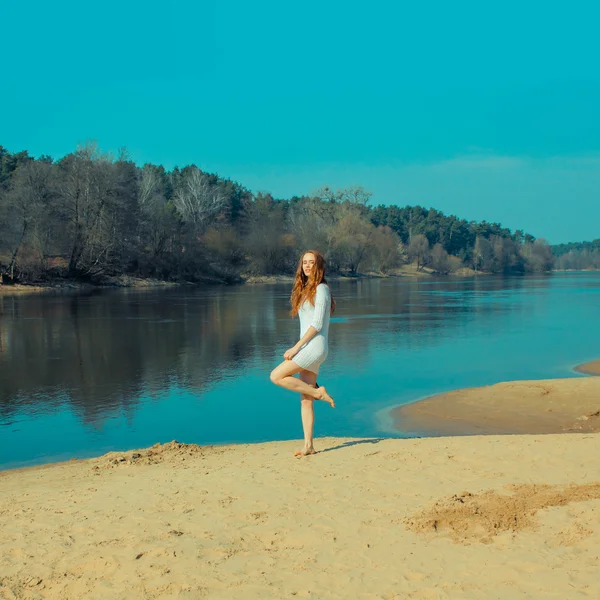 Belle fille sur la plage — Photo