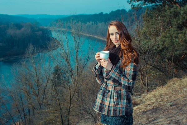 Mädchen trinkt Tee — Stockfoto
