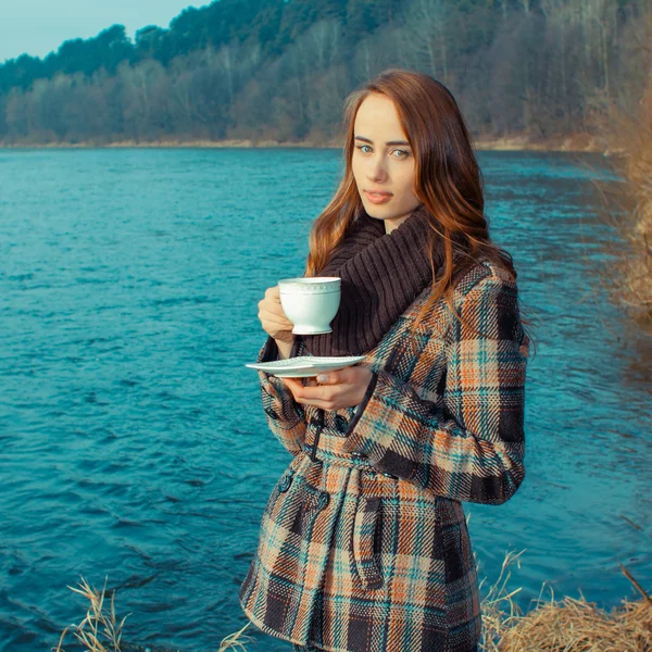 Meisje drinkt thee — Stockfoto