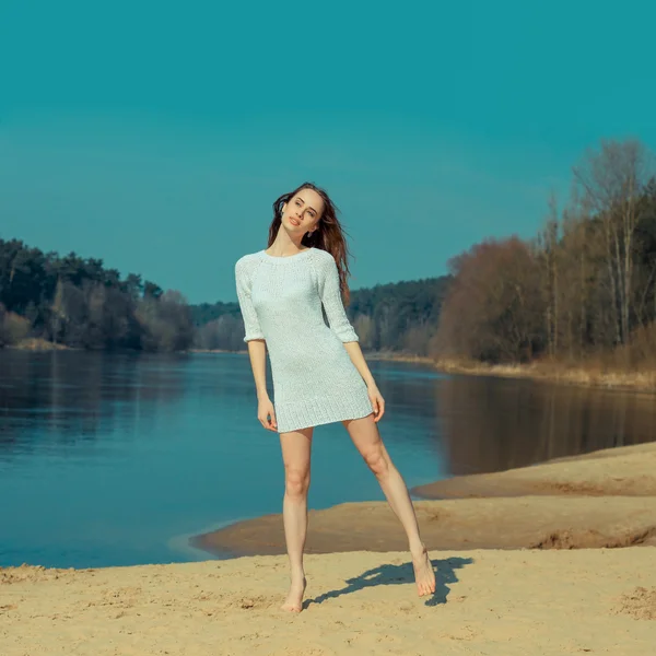 Beautiful girl on the beach — Stock Photo, Image