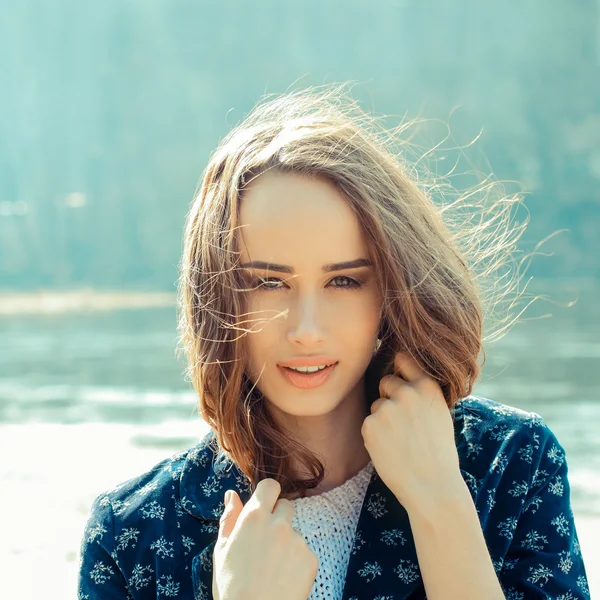 Menina bonita no dia ventoso. — Fotografia de Stock