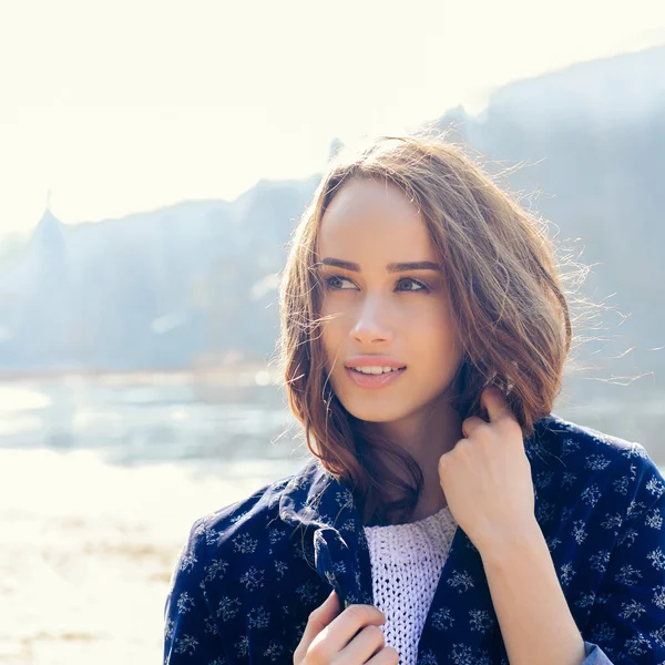 Menina bonita no dia ventoso. — Fotografia de Stock