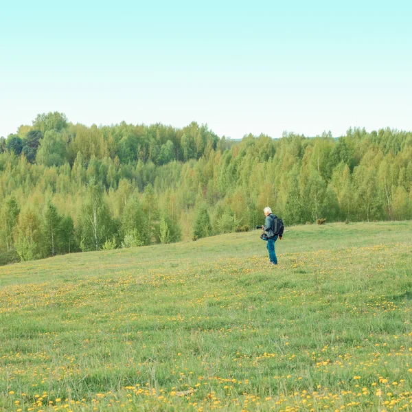 Fotograf korzysta z podróży i fotografii — Zdjęcie stockowe