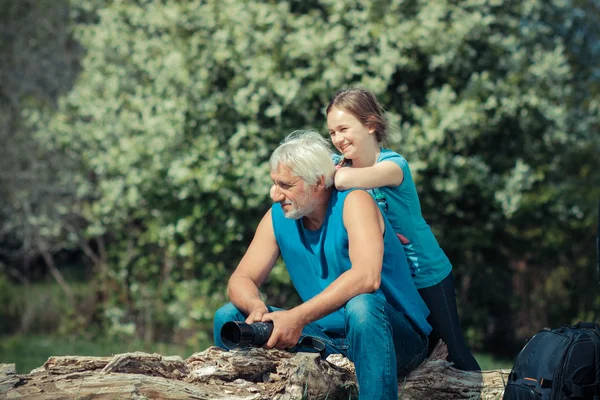 Hombre con su nieta viajando — Foto de Stock