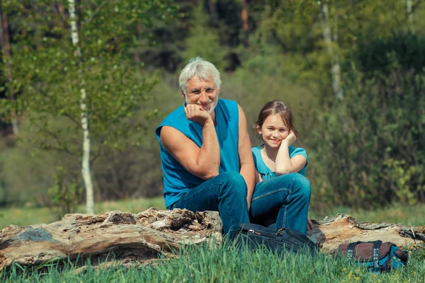 Homme avec sa petite-fille voyageant — Photo