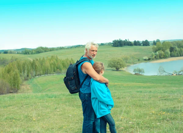 Homem em uma viagem de acampamento com sua neta — Fotografia de Stock