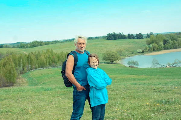 Uomo in campeggio con sua nipote — Foto Stock