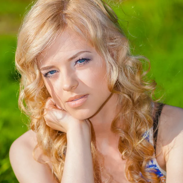 Romantisches und geheimnisvolles blondes Mädchen — Stockfoto