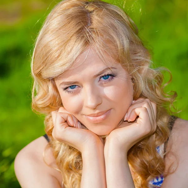 Romantisches und geheimnisvolles blondes Mädchen — Stockfoto