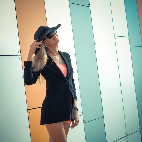 Chica en sombrero de falda larga posando —  Fotos de Stock