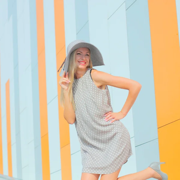 Mädchen in einem Kleid und einem langen hohlen Hut — Stockfoto