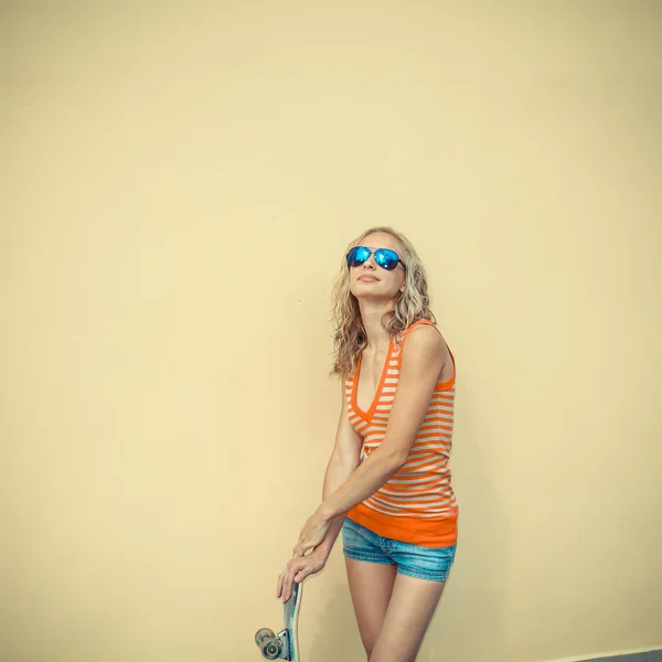 Dívka pózuje s skateboard — Stock fotografie