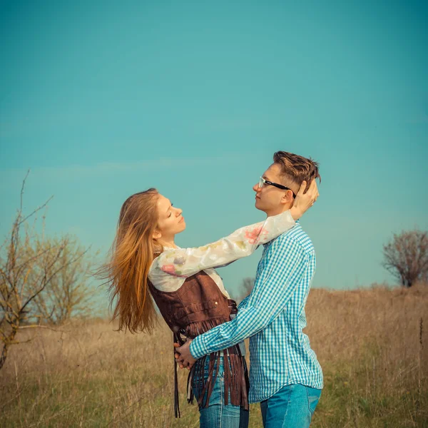 Couple on green field — Stock Photo, Image