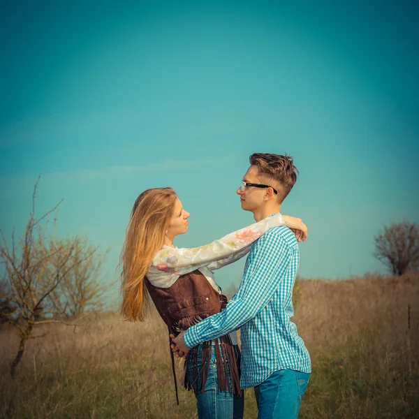 Couple on green field — Stock Photo, Image