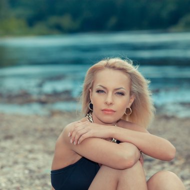 Yanık tenli kadın poz