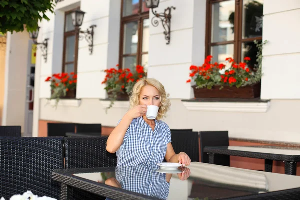 Dívka sedící s šálkem kávy — Stock fotografie