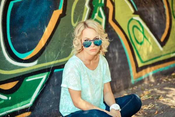 Frau mit Sonnenbrille posiert — Stockfoto