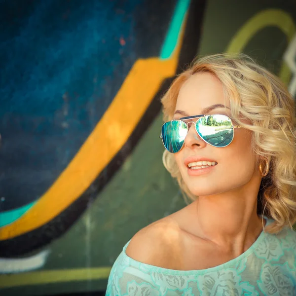 Mujer en gafas de sol posando — Foto de Stock