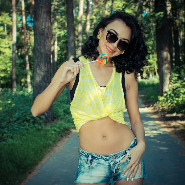 Модная девушка позирует с lollipop — стоковое фото