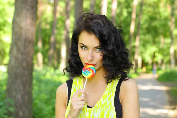 Модная девушка позирует с lollipop — стоковое фото